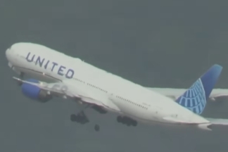 Un avión pierde una rueda en el despegue y aplasta varios coches en un aparcamiento Avión pierde rueda aplasta coches