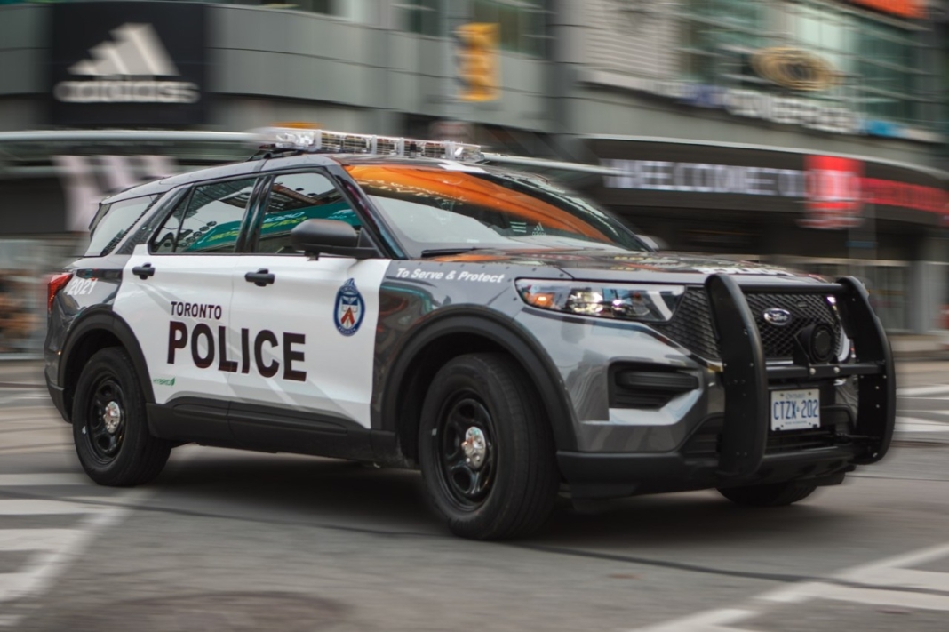 Ladrones roben coche Policia Toronto