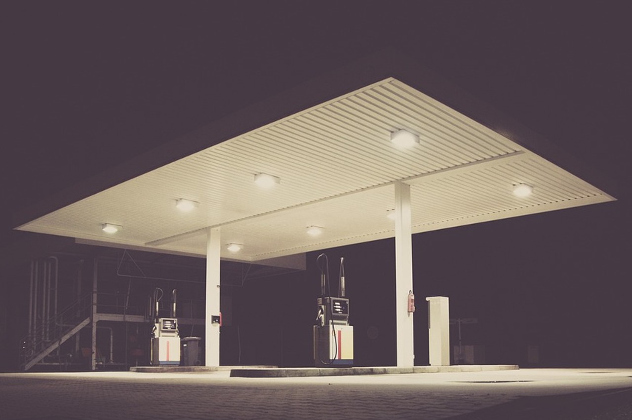 Memphis Depay Ferrari SF90 gasolinera low cost