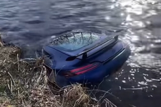 Un Mercedes-AMG GT R acaba sumergido en el agua de un canal holandés Mercedes-AMG GT R sumergido agua