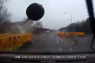 Vídeo: una bola de construcción gigante golpea un coche a su paso por un puente bola construccion golpea coche puente