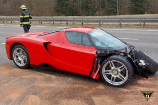 Un Ferrari Enzo destrozado en un accidente en la Autobahn ferrari enzo accidente autobahn