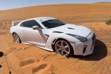 Vídeo: surfeando dunas con un Nissan GT-R en el Sáhara nissan gt-r sahara