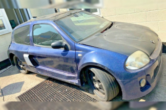 Este Renault Clio V6 está abandonado, aunque tiene truco renault clio v6 abandonado