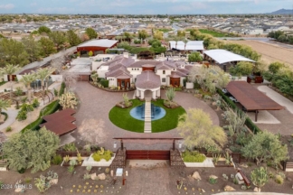 A la venta esta mansión con pista de karts y garaje de carreras venta mansion pista karts