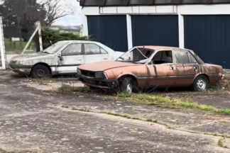 Encuentra un concesionario Peugeot abandonado con varios coches de los 90 y 80 Concesionario Peugeot abandonado