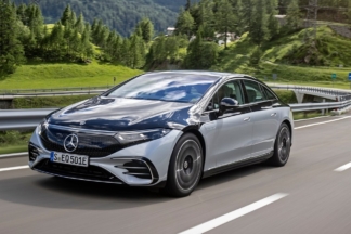 Mercedes probó un prototipo del EQS con un motor de gasolina como extensor de autonomía, según un informe Mercedes EQS extensor autonomía