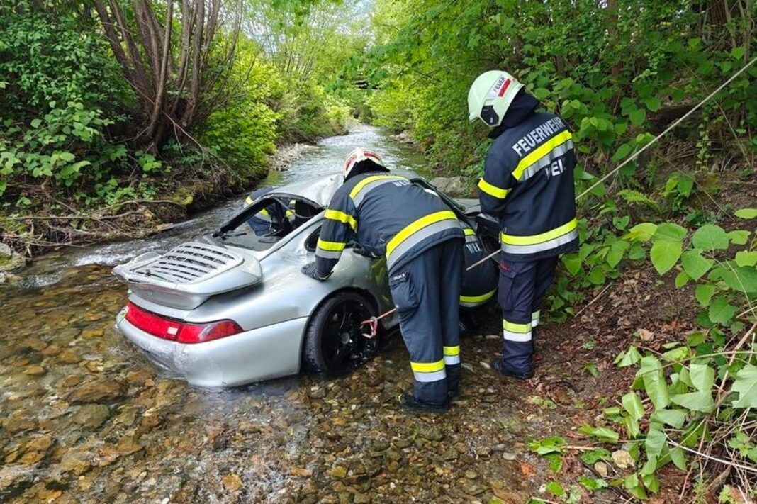 Porsche 993 Turbo cae río