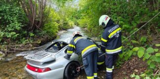 Un conductor de 81 años cae con su Porsche 993 Turbo a un río tras precipitare por un puente Porsche 993 Turbo cae río