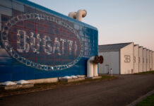 Dos españoles se cuelan en la fábrica abandonada de Bugatti españoles fábrica abandonada Bugatti