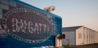 Dos españoles se cuelan en la fábrica abandonada de Bugatti españoles fábrica abandonada Bugatti