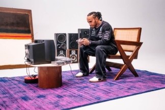 Lewis Hamilton juega al Gran Turismo 1 en una PlayStation 1 y elige un Nissan Skyline GT-R R33 en Midnight Purple Lewis Hamilton Gran Turismo