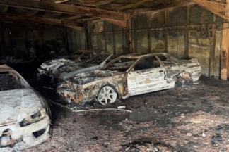 Un incendio devora un edificio repleto de coches clásicos y de drift incendio edificio coches clasicos drift