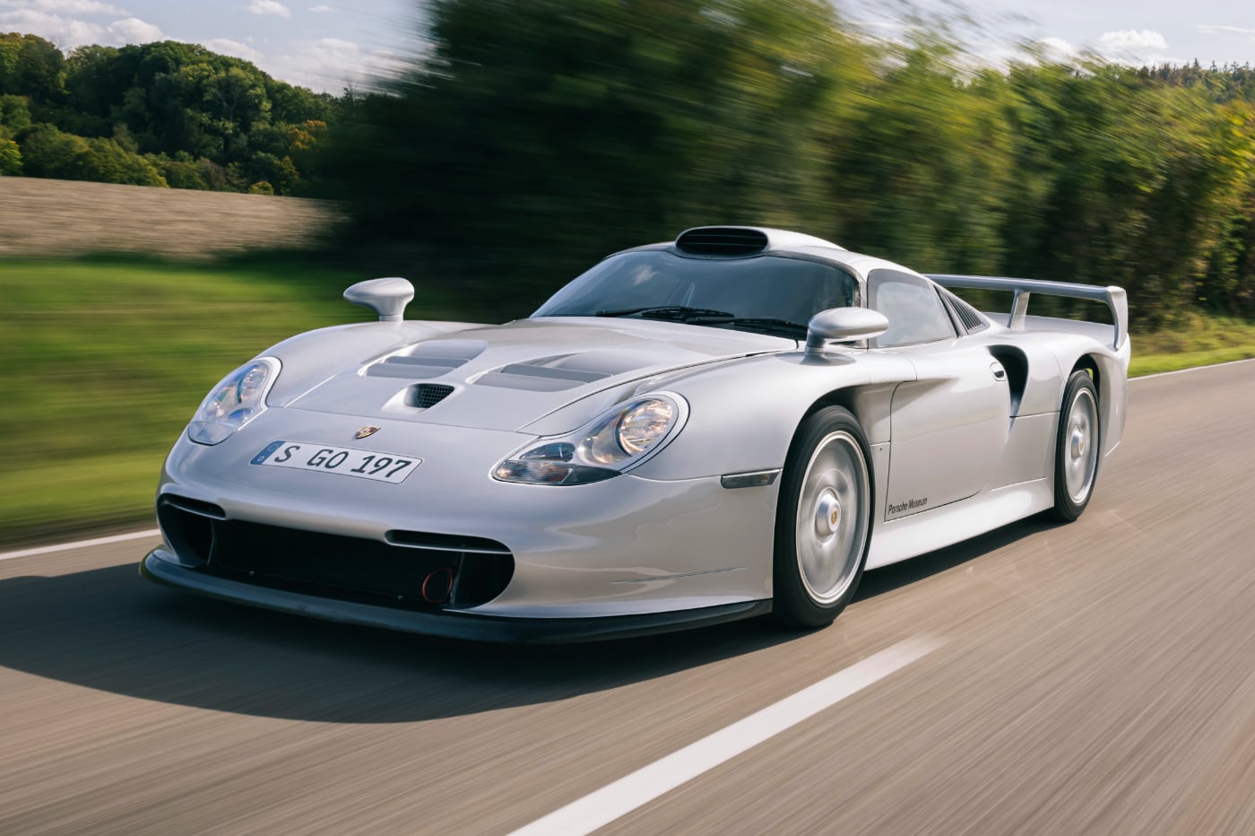 El Porsche 911 GT1 Strassenversion es un superdeportivo de los años 90 en el que no se escatimó ni un euro