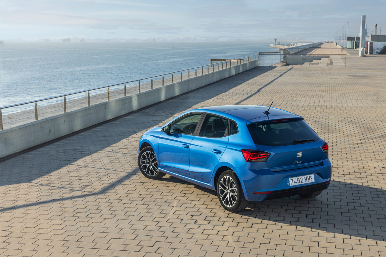 tres cuartos posterior del SEAT Ibiza Marina Pack 1.0 TSI de 115 CV frente al mar