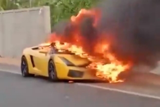 Vídeo: un vendedor de coches quema un Lamborghini Gallardo en una disputa por una comisión vendedor quema lamborghini gallardo