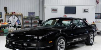Ponen a la venta un Chevrolet Camaro IROC-Z de 1985 a estrenar Chevrolet Camaro IROC-Z