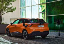 Los coches eléctricos tienen tres veces más probabilidades de atropellar a peatones que los de combustión, según un estudio Coches eléctricos atropellar peatones