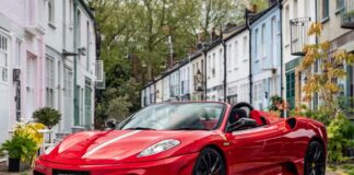 Que este Ferrari 430 Scuderia Spider 16M lleve un iPod Touch de 16GB como sistema de sonido es por una razón Ferrari 430 Scuderia Spider 16M iPod Touch