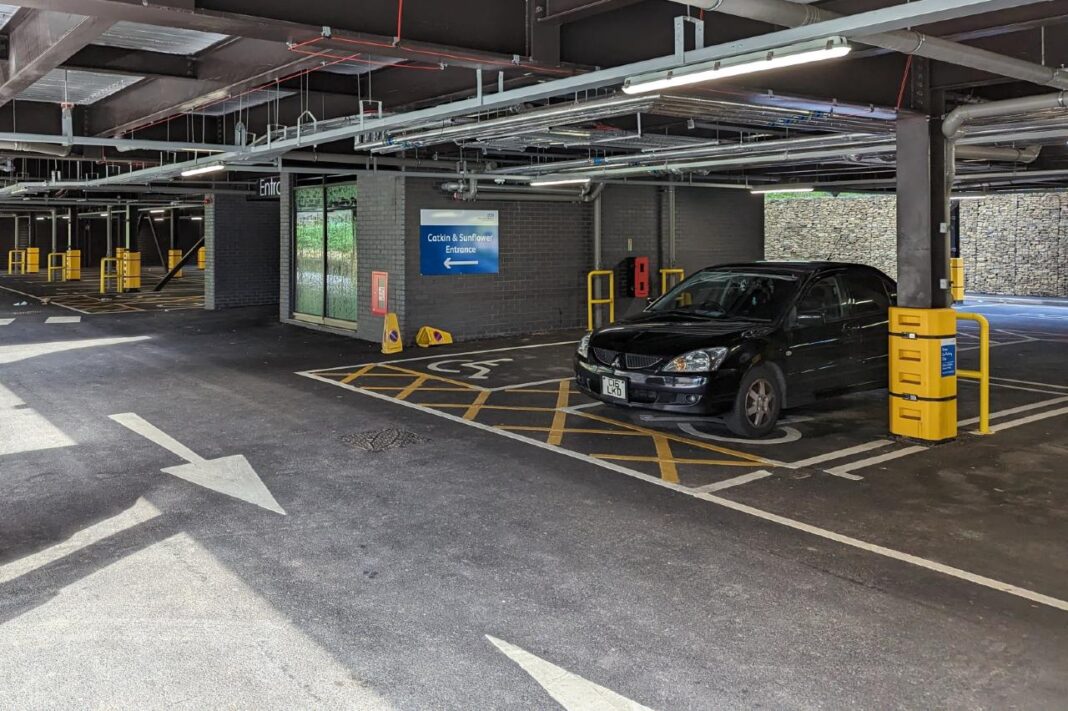 Hospital no deja aparcar coches eléctricos