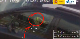 Otra temeridad al volante: juega al cubo de Rubik mientras conduce juega cubo de rubik