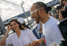 Lewis Hamilton se lo hace pasar muy mal a Kendall Jenner en un Mercedes-AMG GT R Lewis Hamilton Kendall Jenner
