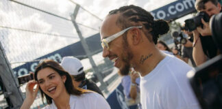 Lewis Hamilton se lo hace pasar muy mal a Kendall Jenner en un Mercedes-AMG GT R Lewis Hamilton Kendall Jenner