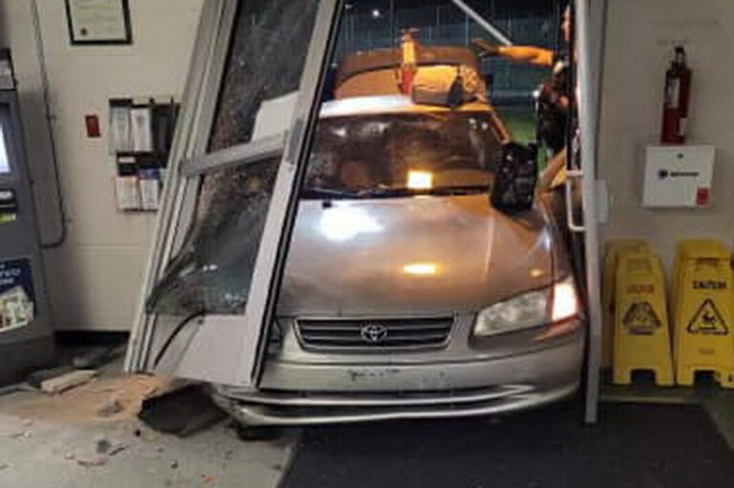 Hombre entra cárcel Toyota Camry ataca policías