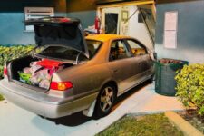 Hombre entra cárcel Toyota Camry ataca policías