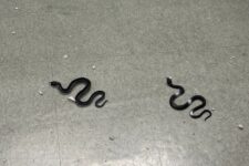 Hombre entra cárcel Toyota Camry ataca policías