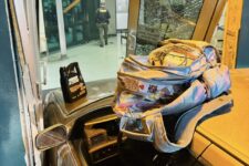 Hombre entra cárcel Toyota Camry ataca policías