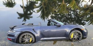 Encuentran un Porsche 911 Turbo S Cabrio flotando en un canal Porsche 911 Turbo S Cabrio