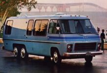 La autocaravana de GMC que expulsaba aguas residuales por el tubo de escape a principios de los 70 autocaravana-gmc-aguas-residuales