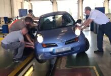 Parte de este coche cae al foso de la ITV coche-foso-ITV