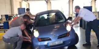 Parte de este coche cae al foso de la ITV coche-foso-ITV