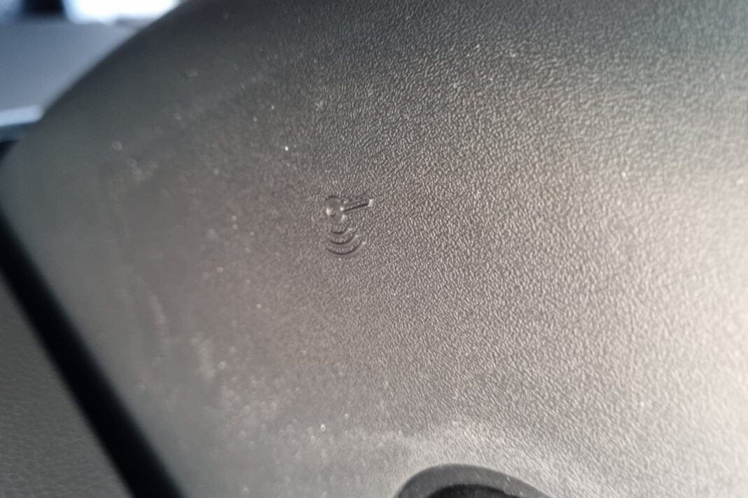 llave-pequena-grabada-columna-direccion-coches