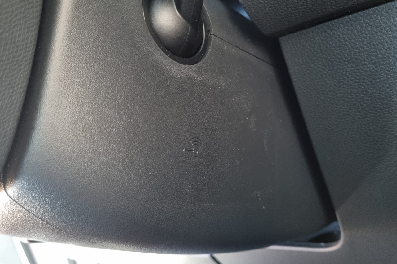 llave-pequena-grabada-columna-direccion-coches