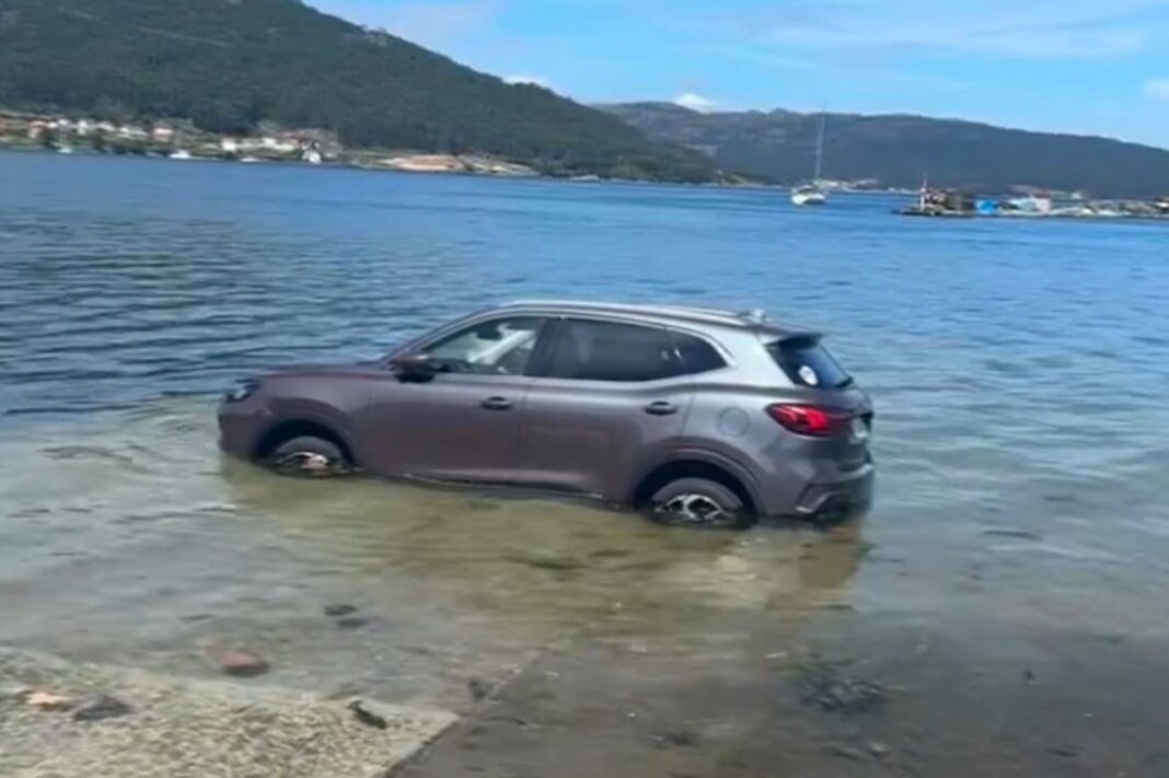 mar-traga-coche-estacionado-puerto-coruña