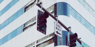 Esta es la razón por la que los semáforos incorporarán una cuarta luz de color blanco semáforos