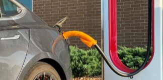 La peligrosa práctica que se ha popularizado en las redes y que Tesla ha pedido a los propietarios que dejen de hacer truco-carga-tesla