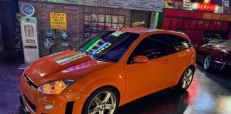 A la venta un Ford Focus con motor V8 de 735 CV de un Mustang y tracción trasera venta-ford-focus-v8-mustang