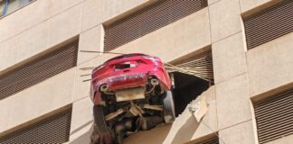 Un coche queda colgando en un tercer piso en Ibiza coche-colgando-parking-ibiza