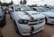 Encuentra un Dodge Durango R/T V8 5.7 en un depósito y lo que descubre dentro es de risa encuentra-dodge-durango-rt-deposito