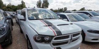 Encuentra un Dodge Durango R/T V8 5.7 en un depósito y lo que descubre dentro es de risa encuentra-dodge-durango-rt-deposito