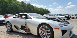 Sale a la venta un Lexus LFA destrozado en un accidente Lexus LFA