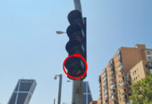 ¡Es un bulo! Madrid no ha instalado un semáforo con luz blanca para coches autónomos semaforo-cuatro-luces-madrid