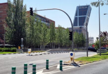 Nos ponemos en contacto con el Ayuntamiento de Madrid, que desmiente que haya instalado el semáforo de cuatro luces, con una de ellas, blanca, para coches autónomos semaforo-cuatro-luces-madrid