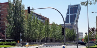 Nos ponemos en contacto con el Ayuntamiento de Madrid, que desmiente que haya instalado el semáforo de cuatro luces, con una de ellas, blanca, para coches autónomos semaforo-cuatro-luces-madrid