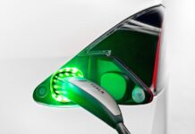 Un Tesla acaba incendiado después de que su propietario lo enchufara ilegalmente a la red eléctrica pública tesla-incendio-red-electrica-publica