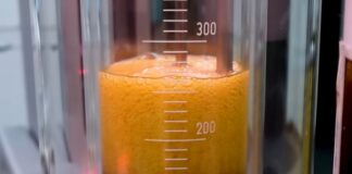 Esta es la prueba que deja claro que estás loco si usas aceite antiguo en tu coche usar-aceite-antiguo-en-coche